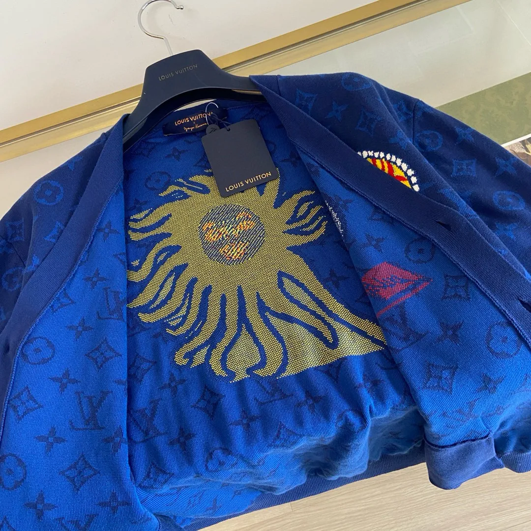 🅿️630 🀄️ Louis Vuitton Louis Vuitton exclusive edition new arrival🔥All network ceiling LV x YK MONOGRAM face pattern knitted cardigan This cardigan is from the Louis Vuitton The brand logo is embellished on the left chest. Cotton knitting brings a comfortable texture. The same style for men and women. You can buy one-to-one items on the official website.